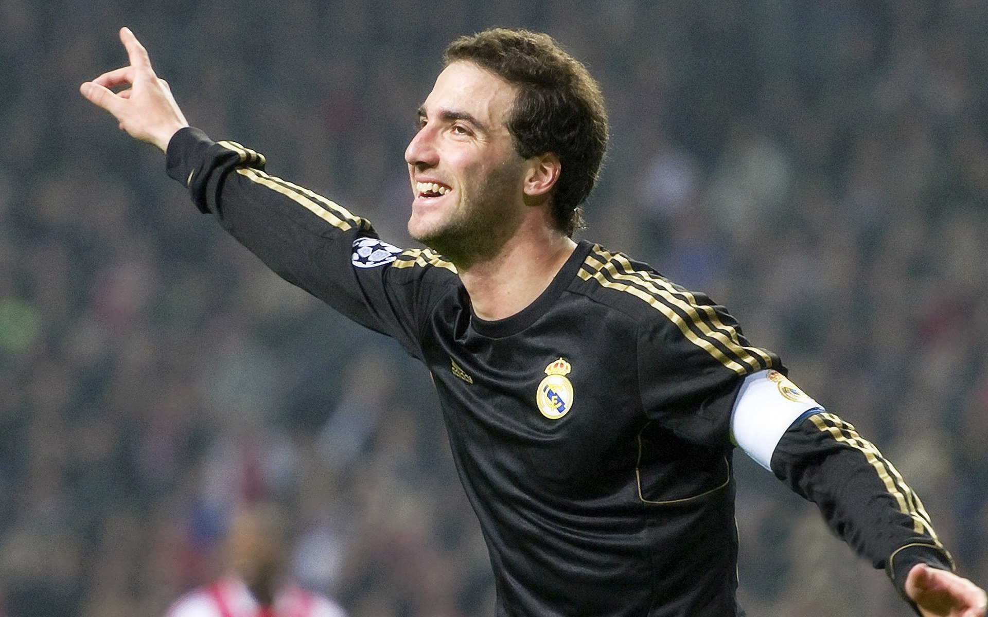 西亚卡姆爆冷击败巴塞罗那，出色防守引爆全场！